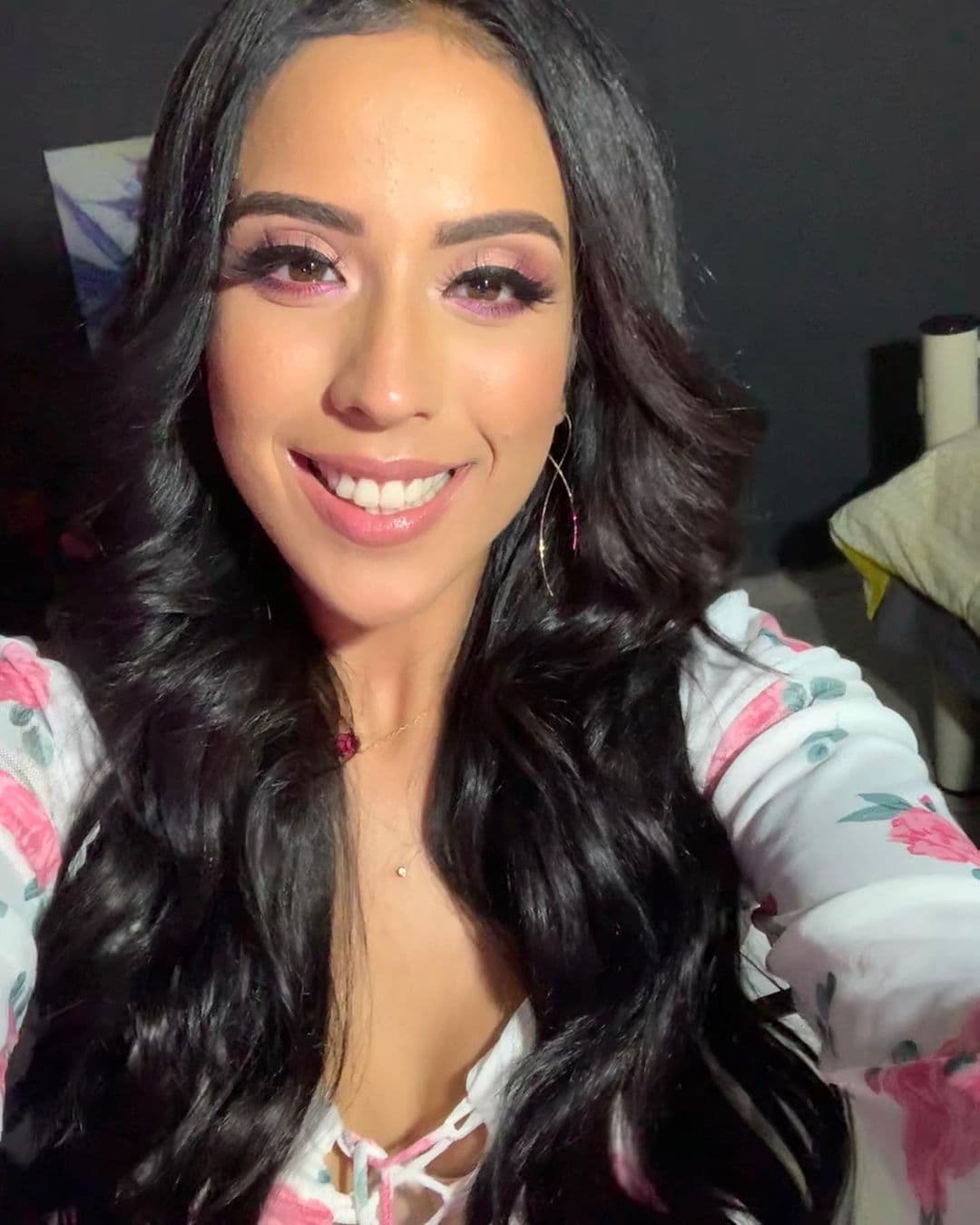 Mientras se posiciona como la nueva sangre del rap mexicano, también muestra su lado más femenino con curvas que producen infartos.