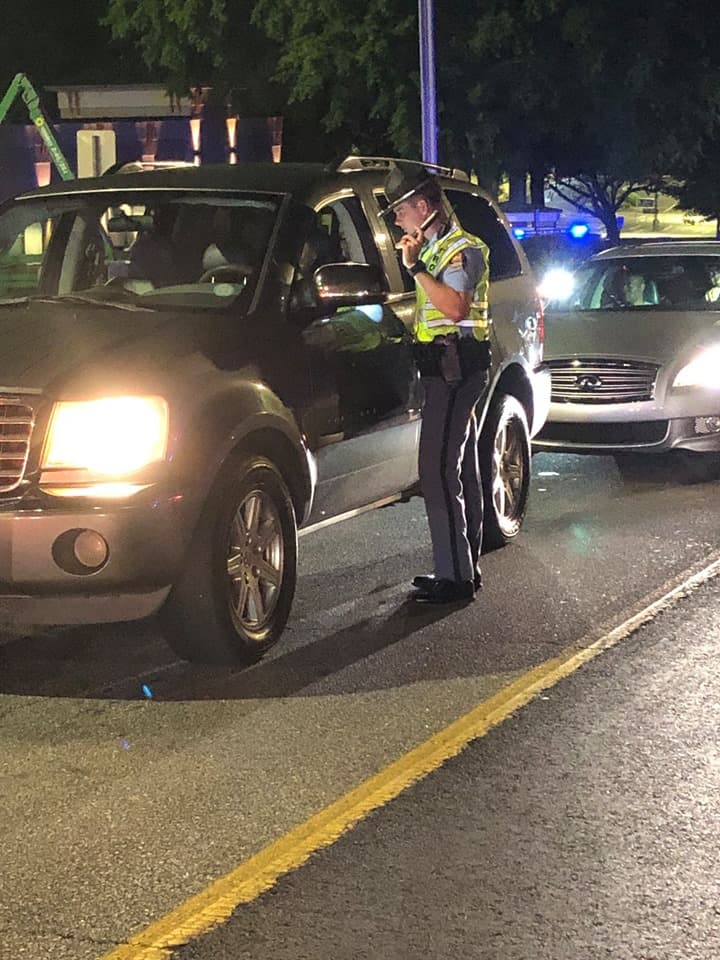 En el mismo fin de semana, solo la Patrulla de Caminos arrestó 323 personas por manejar bajo la influencia de sustancias prohibidas, emitió 8,639 multas y dio 11,979 advertencias a motoristas.