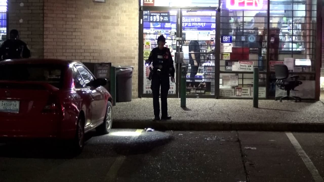 Arrestan a tres sospechosos de balear y robar la camioneta a un hombre en Houston