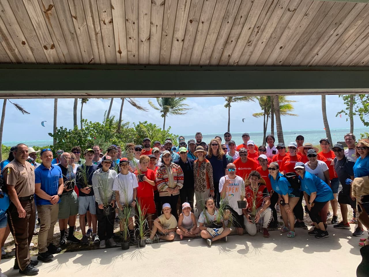 La alcaldesa de Miami-Dade, Daniella Levine Cava, se unió al Día de la Tierra. Realizó limpieza de playas y plantación de dunas costeras.