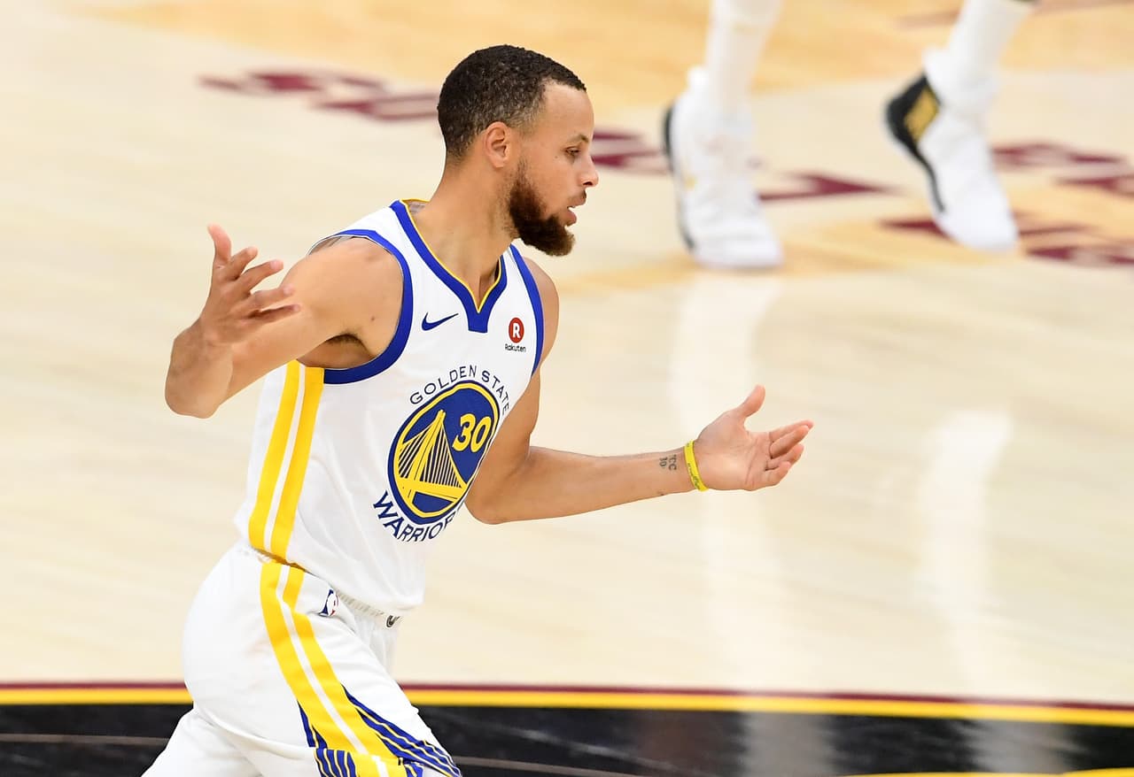 Curry sobresalió en este partido con su capacidad para casi catapultarse como el jugador más valioso.