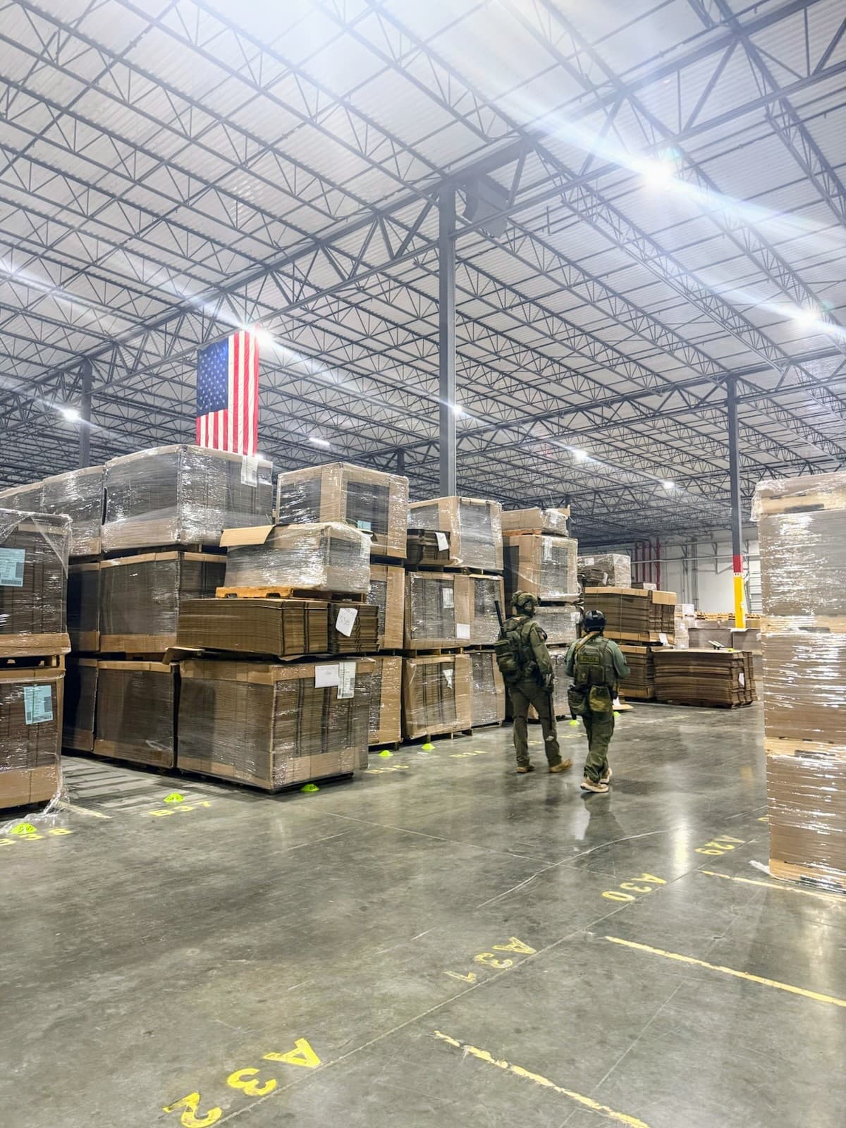 La mañana de este miércoles 26 de marzo
<b> se reportó <a href="https://www.univision.com/local/atlanta-wuvg/operativo-federal-fabrica-pisos-wellmade-georgia" target="_blank">una fuerte presencia policial</a> en la fábrica de pisos Wellmade Industries</b> en Cartersville, Georgia. En el lugar se vieron tanques, decenas de agentes del FBI y Seguridad Nacional (HSI).
<br>
<br>Durante la mañana
<b>se reportó que la fábrica incluso había sido cerrada. </b>
<br>
<br>La preocupación entre la comunidad inmigrante surgió tras reportes que sugerían que podría ser una redada de ICE.
<br>