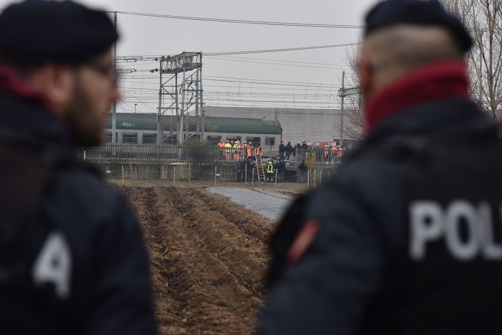 El tren cubría el trayecto entre Cremona, en la parte oriental de la región de Lombardía, y la estación Garibaldi de Milán, y descarriló en un cambio de vía, lo que sugiere que la vía podría haber tenido algo que ver en el accidente, dijo un funcionario local citado por
<i>The Associated Press</i>.