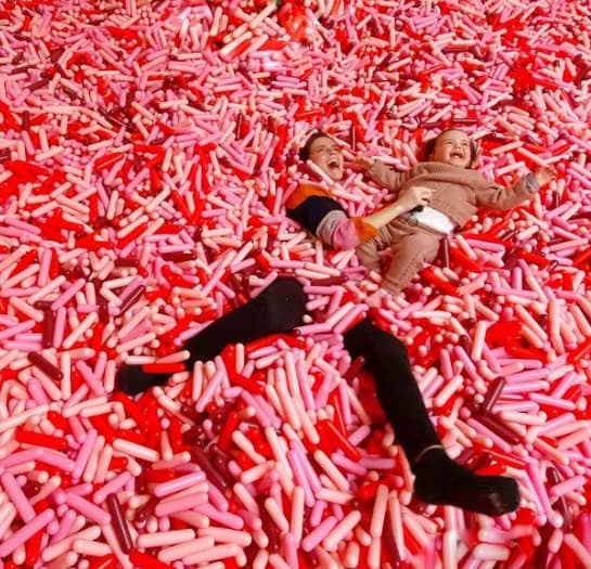 Además de disfrutar de la deliciosa comida que caracteriza a la ciudad, madre e hija visitaron el Museo de Helado y hasta nadaron en una alberca de chispas de colores gigantes.