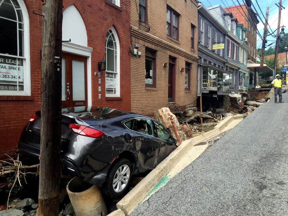 Un vehículo quedó empotrado en una zanja, al ser arrastrado por las aguas en Ellicott
