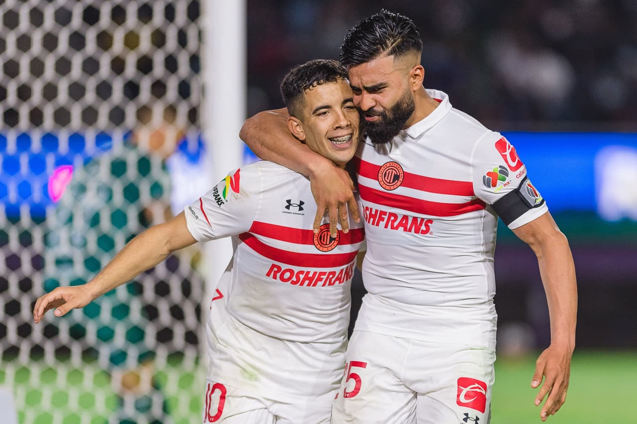 Nico López se encargaría del 1-2 de penal tras la revisión del VAR en una jugada polémica en el área.