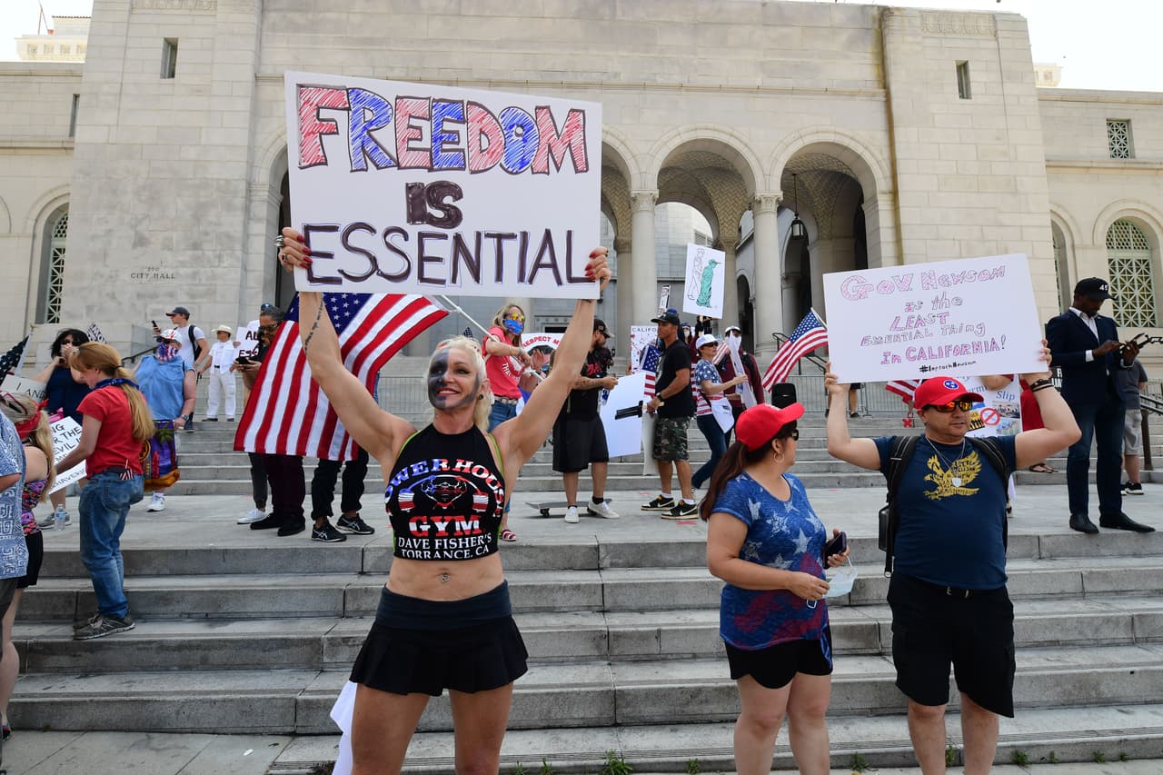 Protesta frente al Ayuntamiento de Los Ángeles pidiendo que reabran la economía en California.