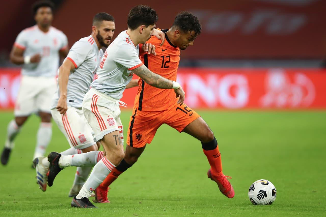 Holanda y España empatan 1-1 en partido amistoso internacional en la Amsterdam Arena. Sergio Canales abrió el marcador al minuto 18 a favor de los españoles, sin embargo, en la segunda parte, Van de Beek iguala el marcador al minuto 48 a favor de la 'Naranja Mecánica'. Sergio Ramos iguala en partidos jugados con su país a Gianluigi Buffon.