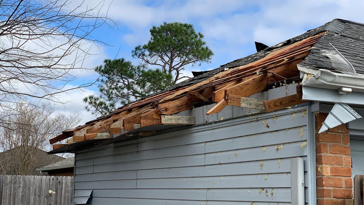 Los techos de varias casas de este vecindario en Pasadena, Texas
<a href="https://www.univision.com/local/houston-kxln/tornado-toca-tierra-en-pasadena-texas-casas-y-negocios-destruidos-tras-su-paso-video">quedaron destruidos por el tornado. </a>