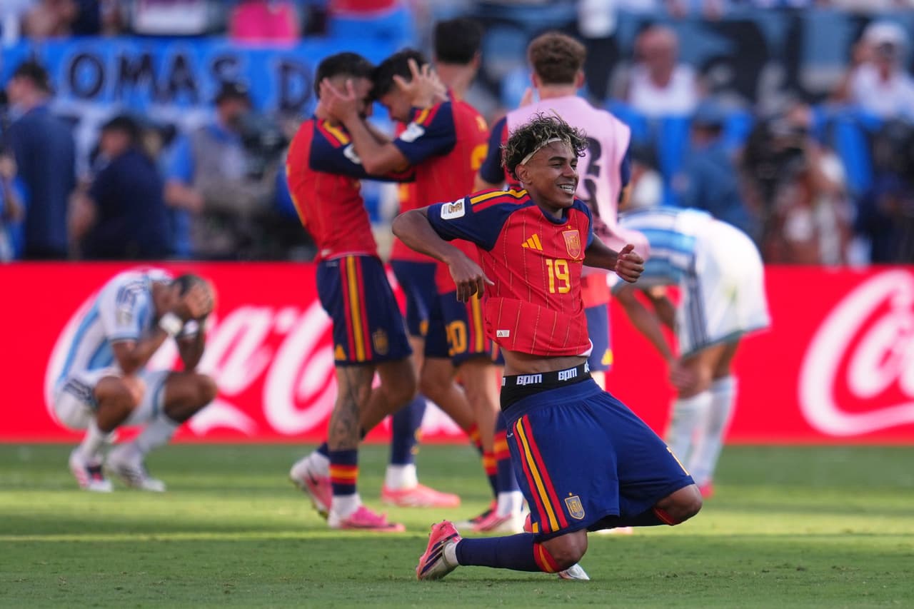 Lamine Yamal festeja el triunfo y obtiene su primer campeonato mundial.
