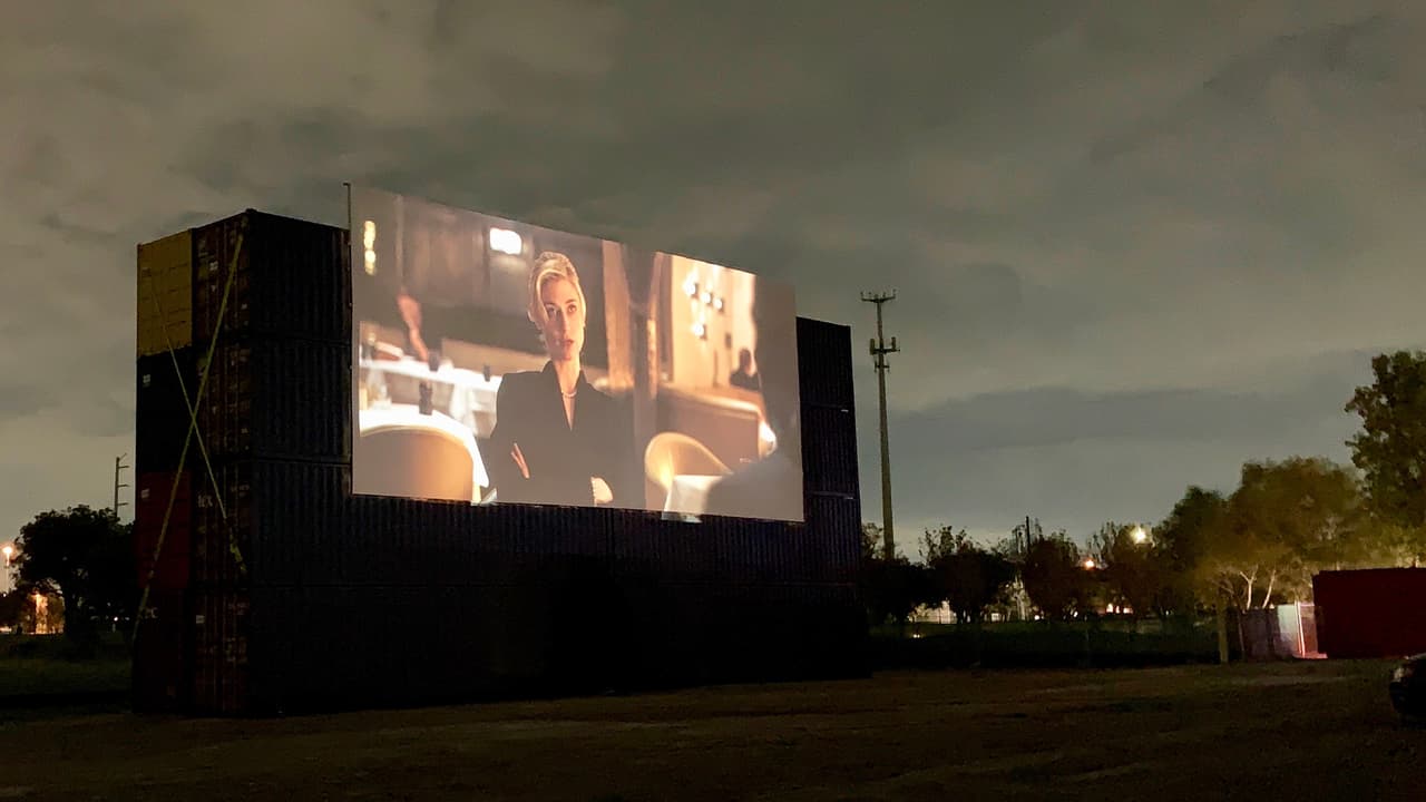 Este nuevo espacio de entretenimiento proyecta películas nuevas y clásicas.