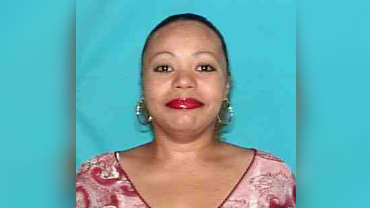Angela Satterfield-Thomas, 55 años. Se busca por lesiones a niños menores de 15 años. Última ubicación conocida: Houston, Texas. Orden de arresto # 1565855.