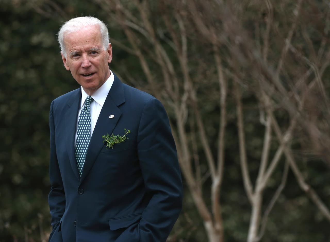 Biden recibe el apoyo del congresista negro más influyente antes de la primaria de Carolina del Sur