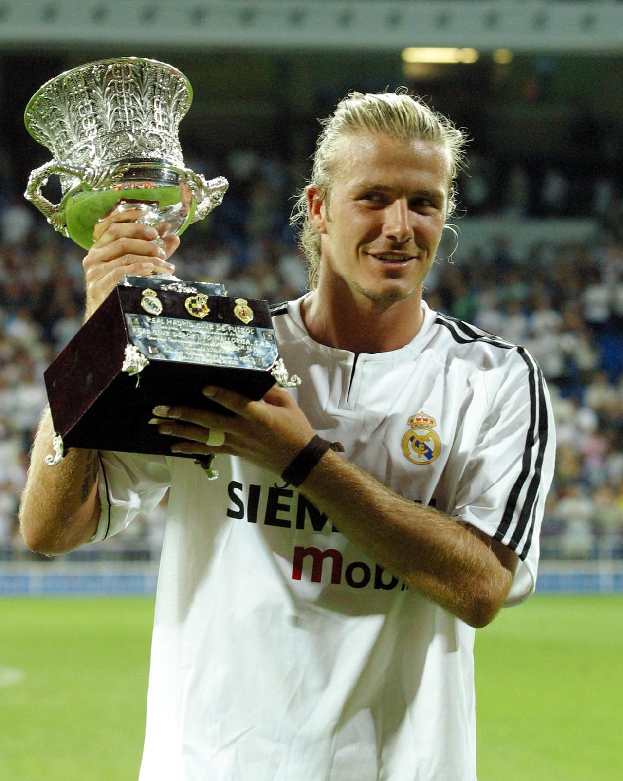 Vestido de 'merengue', Beckham logró ser campeón de la Supercopa de España apenas desembarcó desde Manchester.