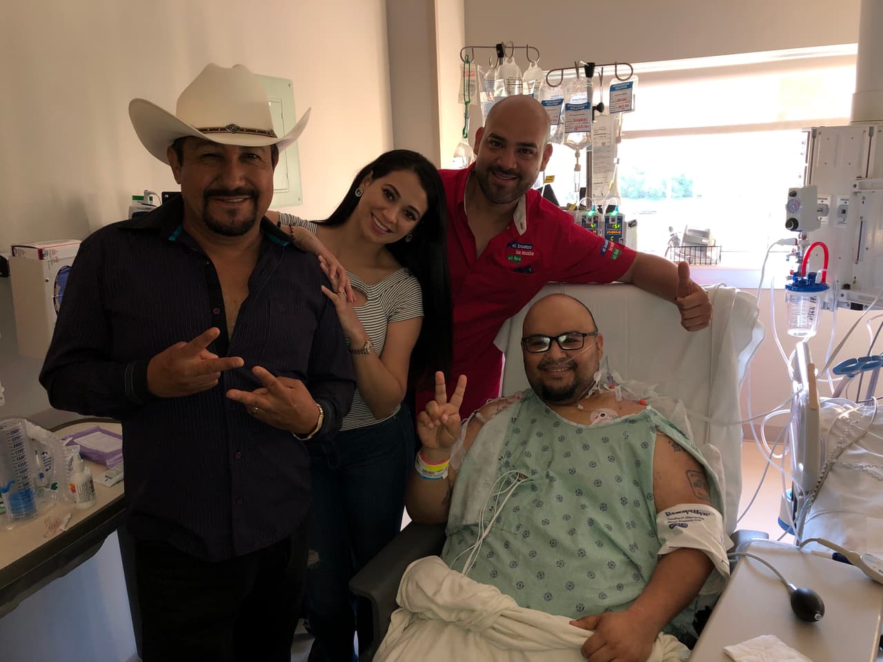 Estando en Chicago, visitaron a un radioescucha muy especial, a
<b>Arthur</b>, quién a pesar de las circunstancias siempre los escucha desde el hospital donde se recupera de una operación a corazón abierto.