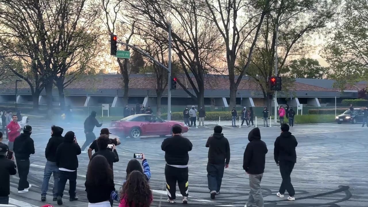 Los promotores y seguidores de los espectáculos secundarios utilizan las redes sociales para promover sus eventos y aumentar su número de seguidores a través de publicaciones llamativas y controvertidas.
<br>