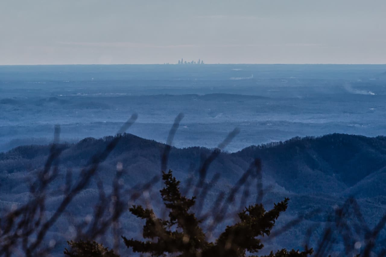 A veces, incluso puedes vislumbrar el horizonte de Charlotte a más de 80 millas de distancia y escenas de postal de árboles cubiertos de hielo y nieve.