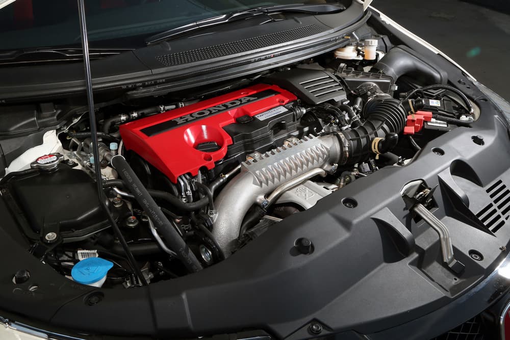 Este Honda Civic Type R lleva un motor 2.0 litros de cuatro cilindros en línea, cuya potencia total es de 310 caballos de fuerza, con un torque de 295 libras-pie (las cifras más altas de la historia de este modelo).