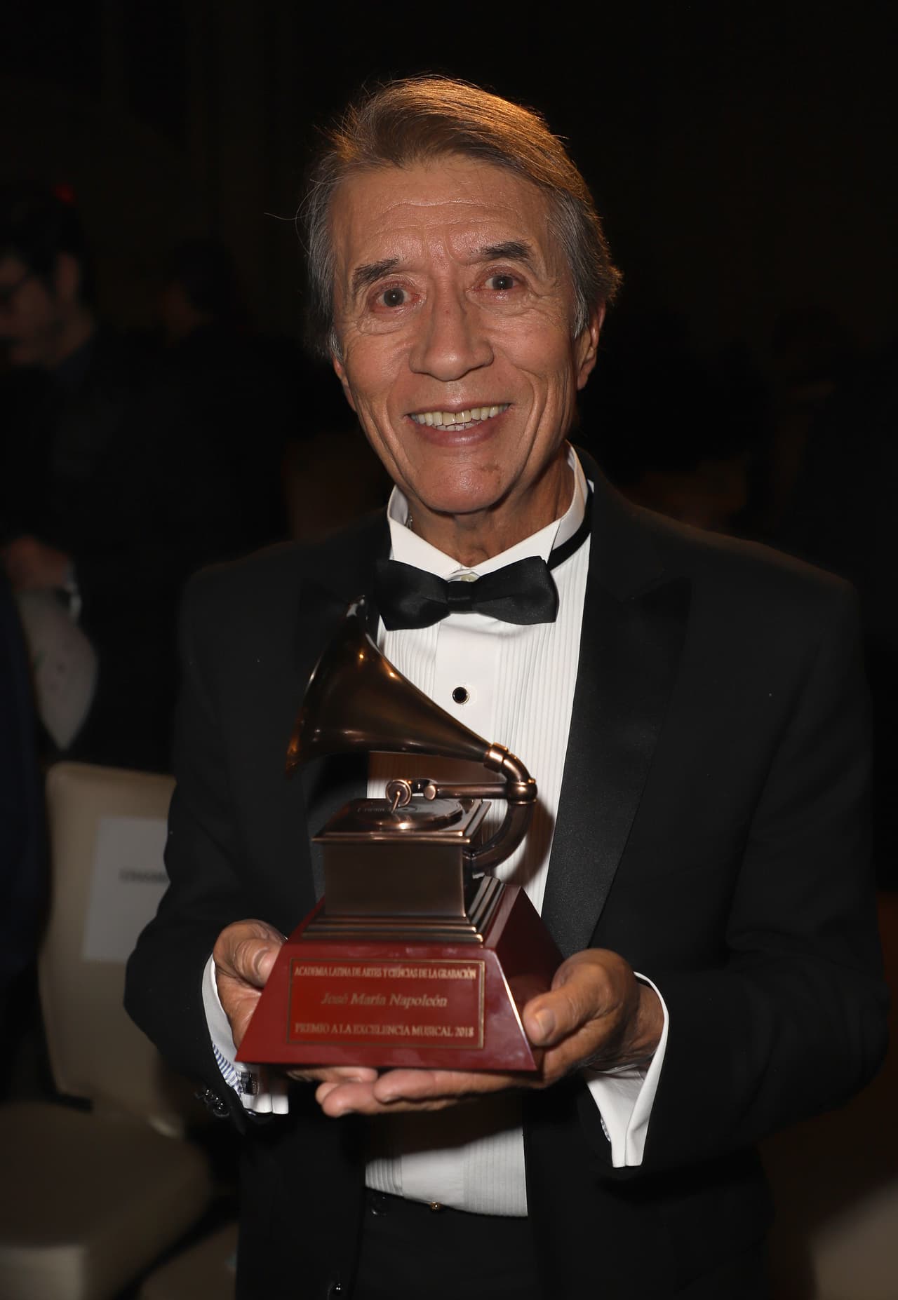 El cantautor romántico mexicano celebra 50 años de carrera artística.