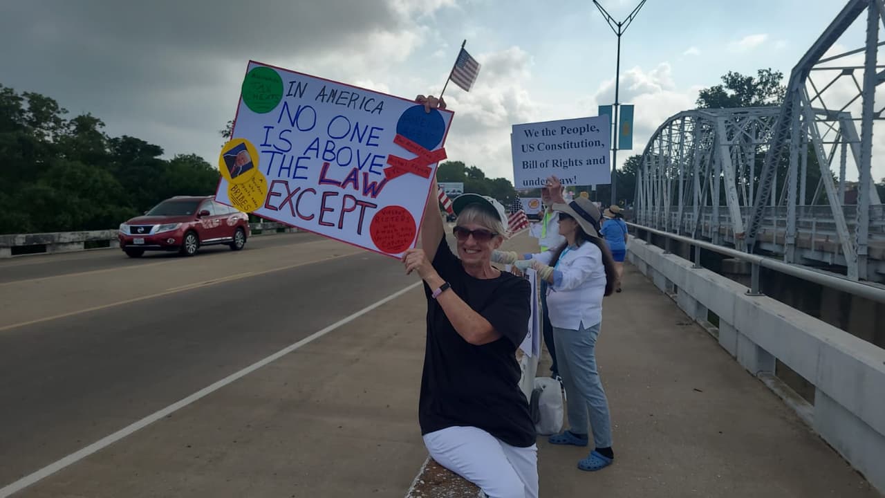 La presencia policial fue discreta, limitándose a patrullajes de rutina sin reportes de incidentes ni enfrentamientos.