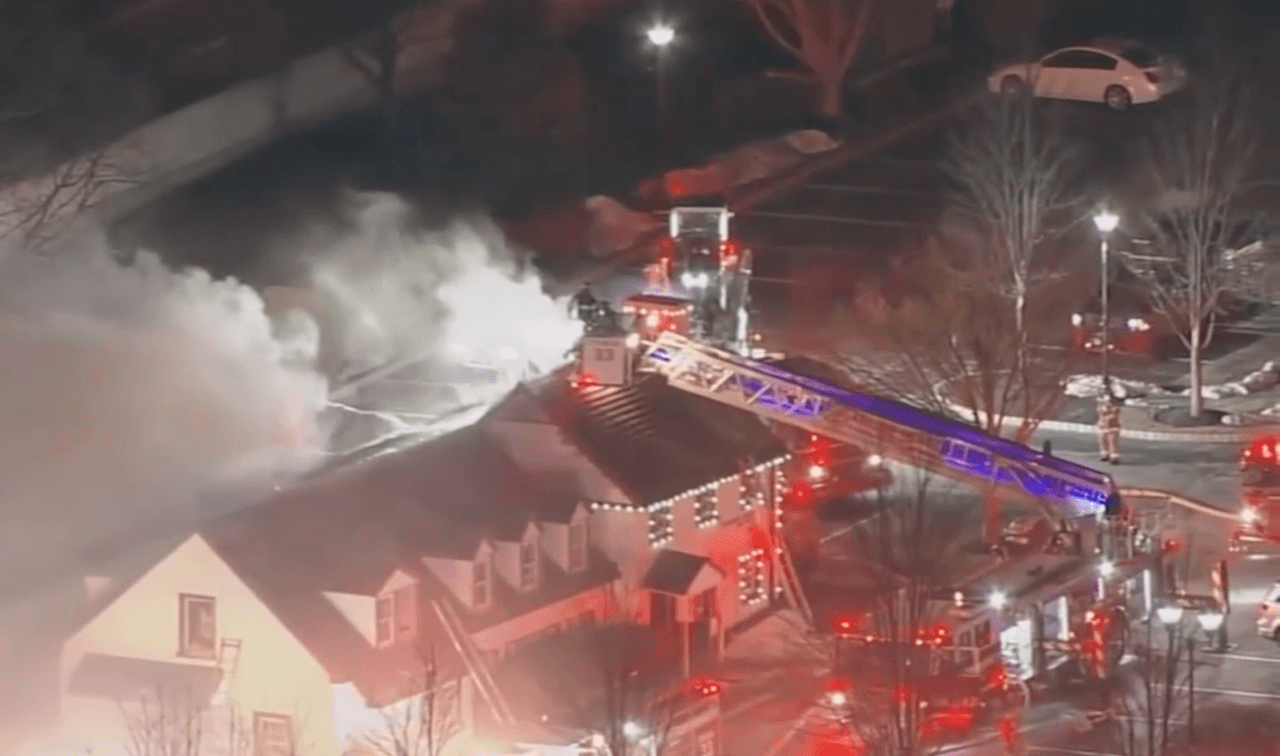 La llamada llegó alrededor de las 8 p.m. por un incendio reportado en el techo del histórico hotel Normandy Farm de dos pisos ubicado en la cuadra 1400 de Morris Road en Blue Bell.
<br>