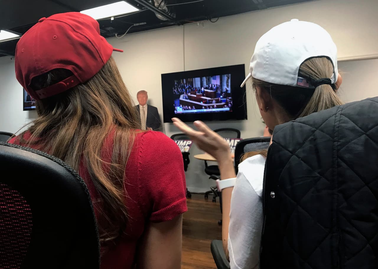 Partidarios de Donald Trump aplauden las palabras del presidente en Tampa, Florida.