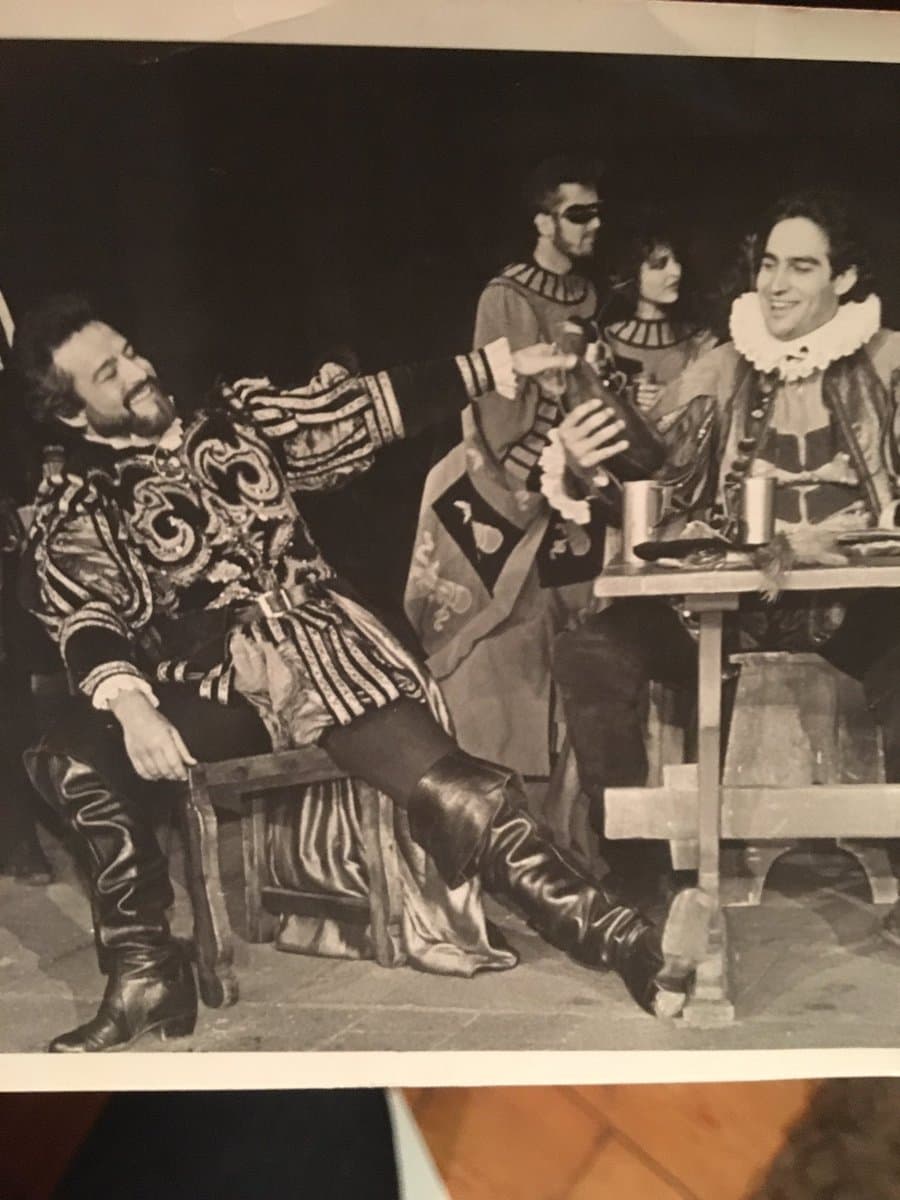 <b>Omar Fierro</b> también cuenta con una carrera sobre los escenarios teatrales, siendo ésta una de sus más grandes pasiones.