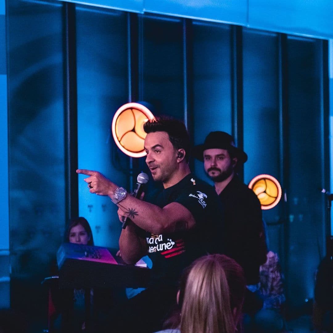 Mientras que Luis Fonsi interpretó dos temas, entre los que destacó 'No me doy por vencido'.