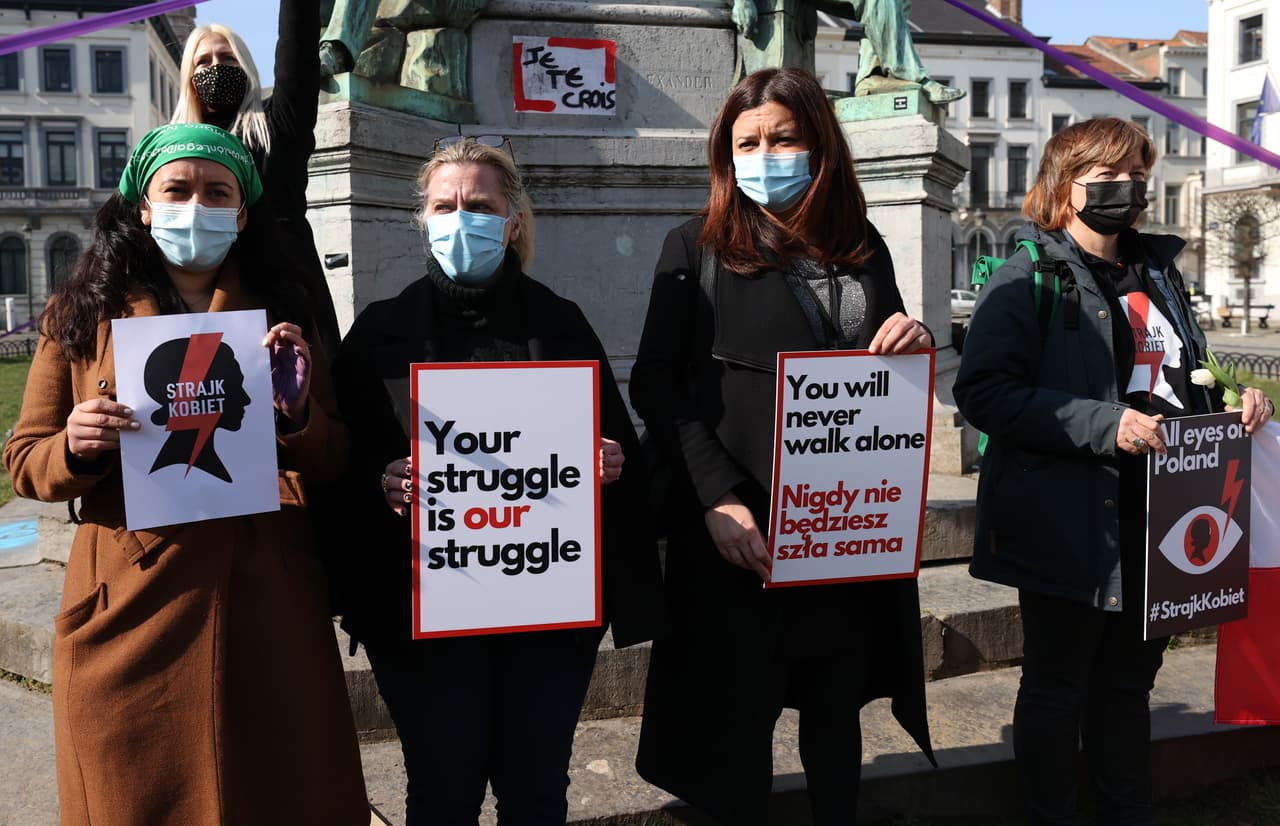 <b>“Nunca caminarás sola”</b> y
<b>“tu lucha es nuestra lucha”</b>, mensajes vistos en la manifestación de Bruselas, Bélgica.
