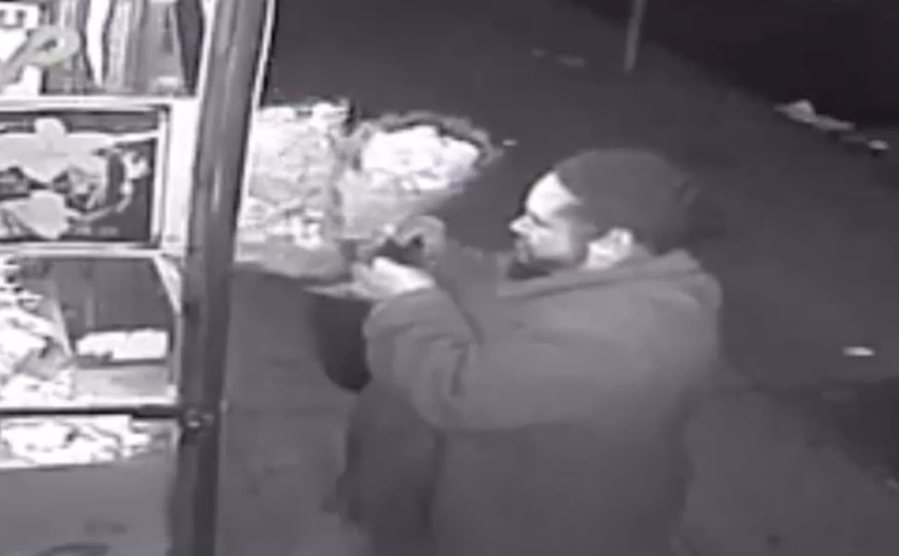 No creerás todo lo que hace este hombre para robar flores en El Bronx