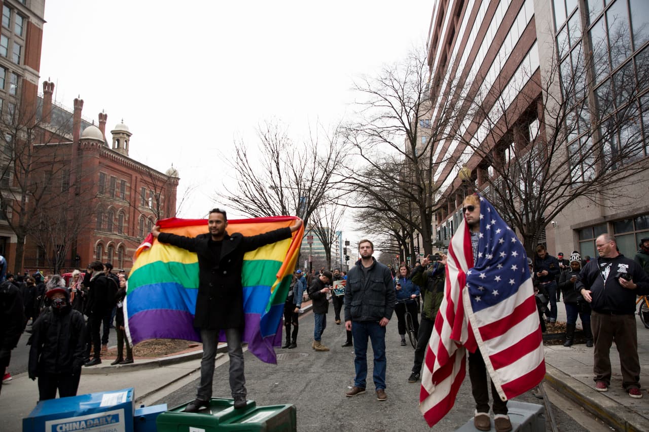 Entre los manifestantes hay grupos opuestos al racismo, feministas, comunidades LGBT, organizaciones proinmigrantes y antiguerra y grupos que apuestan a la legalización de la marihuana.