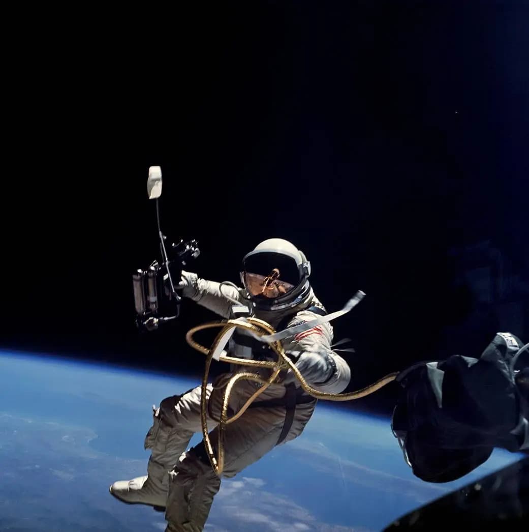 Durante la misión Gemini 4, el astronauta Ed White realizó con éxito la primera caminata espacial de Estados Unidos, flotando atado a una cuerda de seguridad y equipado con un propulsor de oxígeno, el 3 de junio de 1965, sobre un Océano Pacífico cubierto de densas nubes.