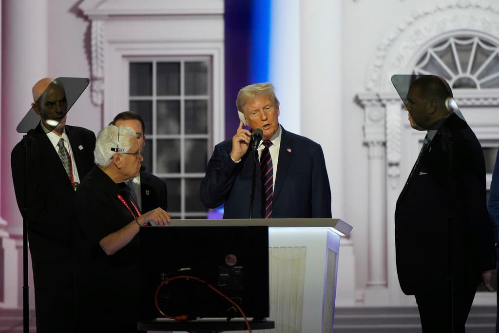 Donald Trump revisa el escenario de la Convención Republicana antes de su discurso el jueves.