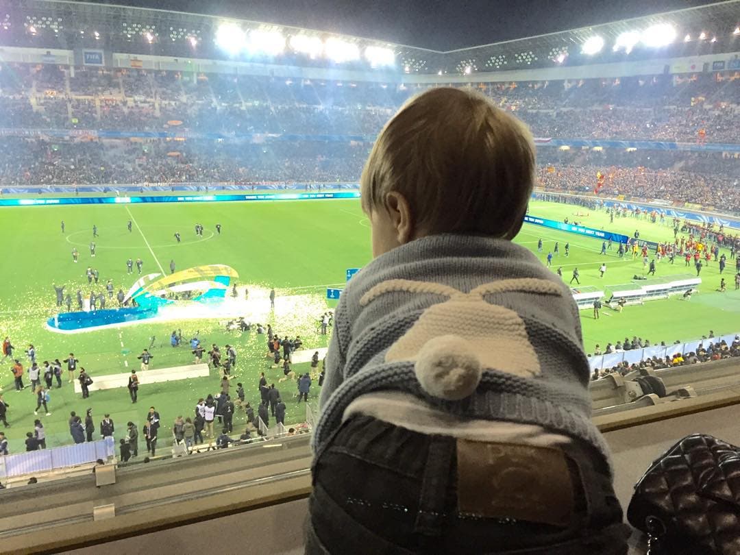 Shakira compartió una foto de Sasha disfrutando de la victoria de su papá, Gerard Piqué, en la Copa Mundial de Clubes.