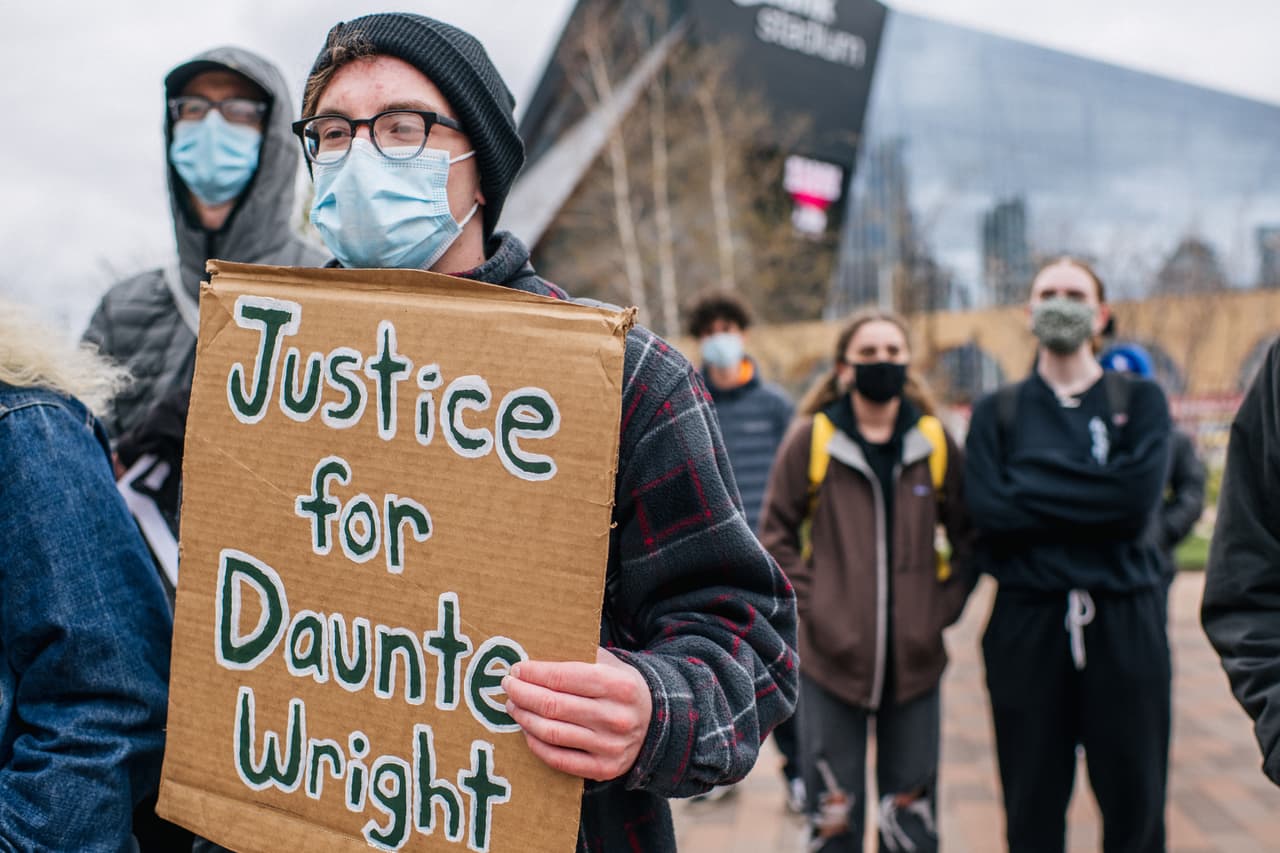 En las protestas, los estudiantes también han exigido justicia por la muerte de Daunte Wright, un ex alumno de la escuela pública de Minneapolis.
<br>