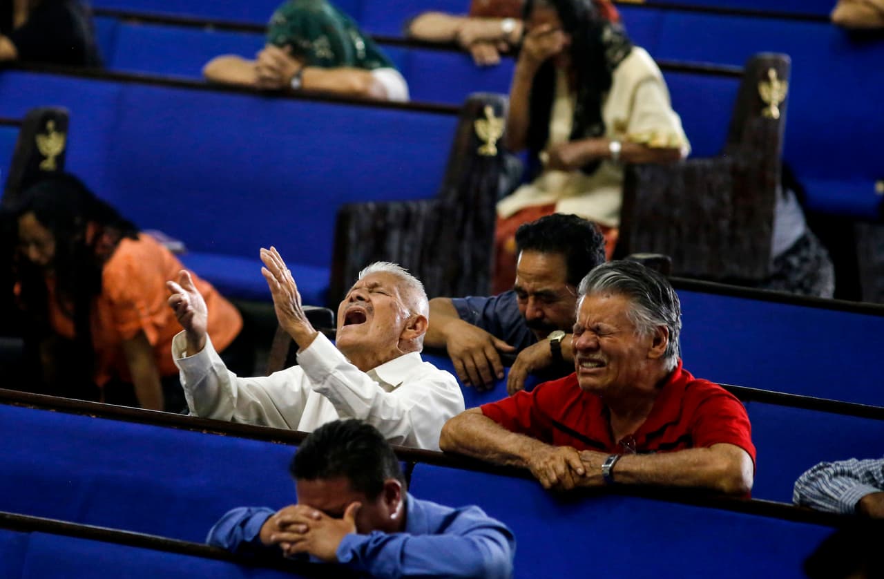 Otra norma es acudir a sus centros de oración tres veces al día y participar en las actividades de la congregación. Hombres y mujeres de todas las edades deben sentarse en sectores diferentes del templo. Unos se colocan a la derecha y los otros a la izquierda.