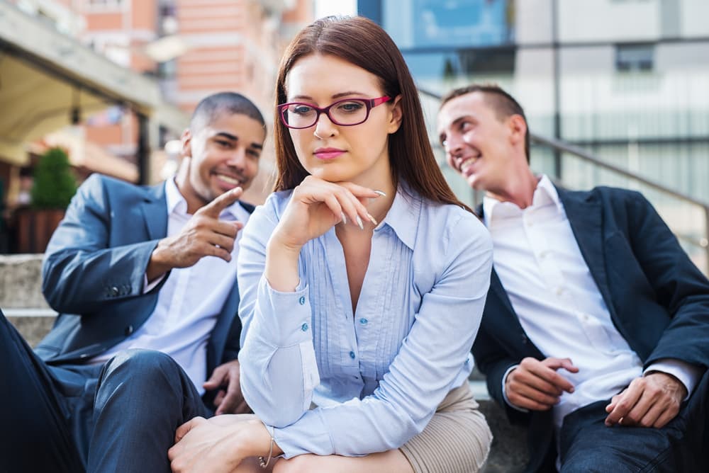Tus condiciones físicas entran ahora en una buena etapa, pero debes proponerte terminar un mal hábito de salud que te está causando problemas en la respiración o trastornos digestivos. Tu voluntad te ayudará en todo, geminiano. Sin embargo, hay compañeros de trabajo muy alarmistas cuya única función parece ser crear discordias.
