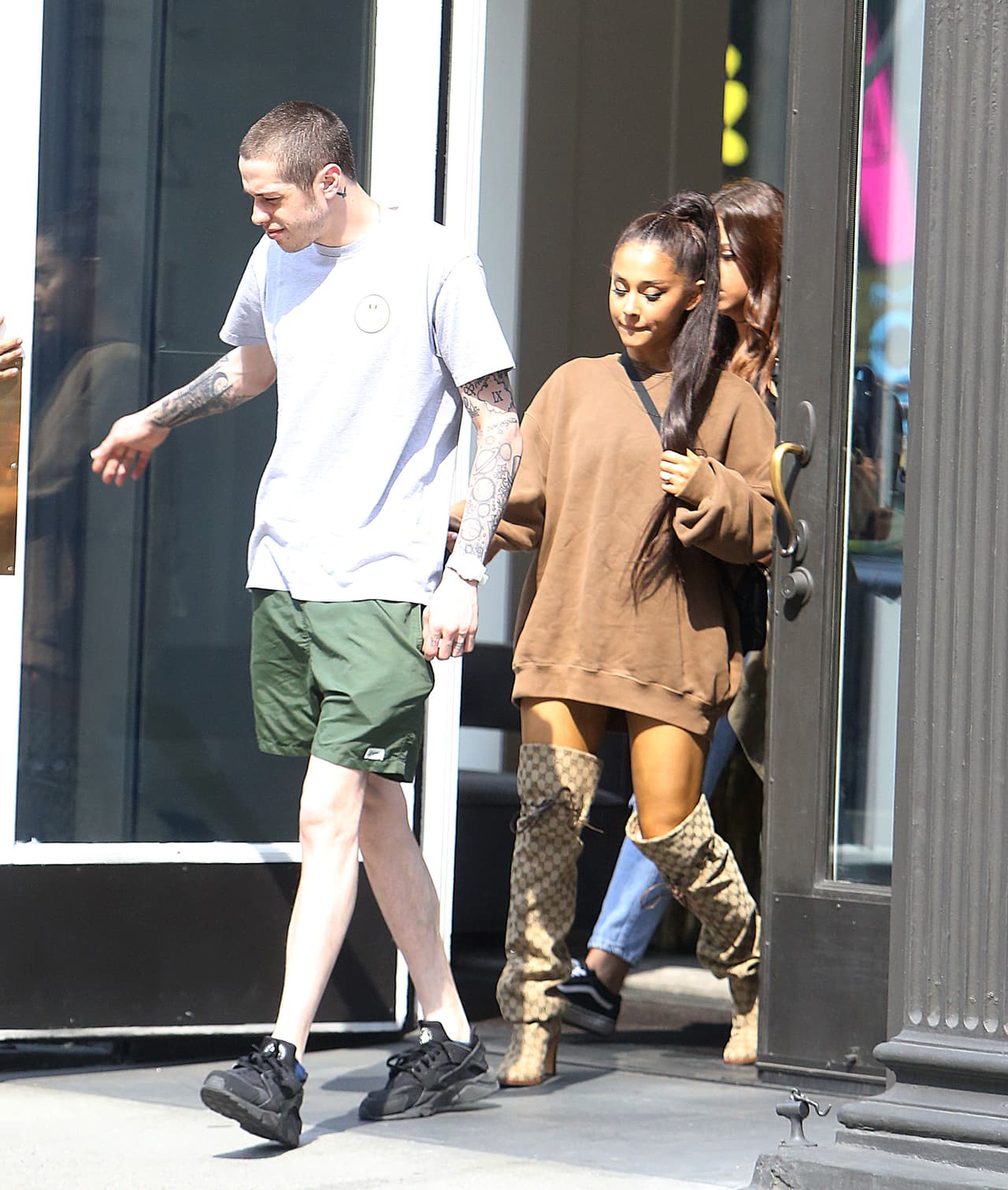 Ese mismo día la cantante publicó una foto con el calce "
<b>super grande y madura</b>" en la que aparecía de pie, con sus botas, sobre un sofá, con sus sudadera marrón y sacando la lengua.