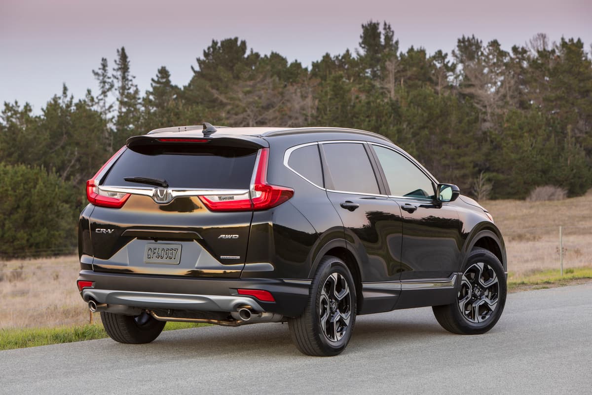 <b>Honda CR-V EX (1.5T) y LX (2.4L)</b>
<br>
<br>Esta SUV consentida en Estados Unidos arrasa con dos versiones en este listado, gracias a su economía de combustible.
<br>La versión EX con motor turbo de cuatro cilindros de 1.5 litros y 190 caballos de fuerza destaca con una economía de 28 mpg, y es seguida por la LX con propulsor de 2.4 litros, 184 hp y 27 mpg. Ambas cuentan con transmisión CVT con modo deportivo.