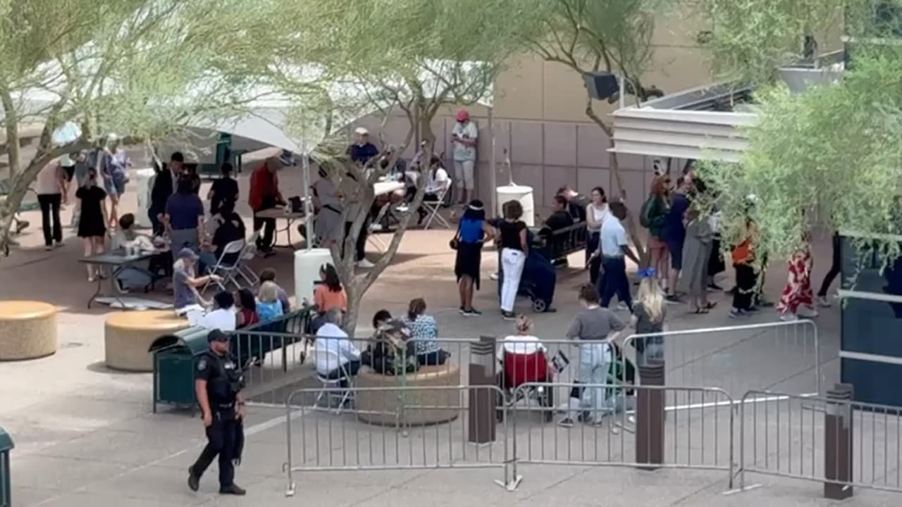 Kamala Harris, candidata demócrata a la presidencia, y su compañero de fórmula Tim Walz visitan Arizona como parte de su gira electoral rumbo a las elecciones generales de noviembre.