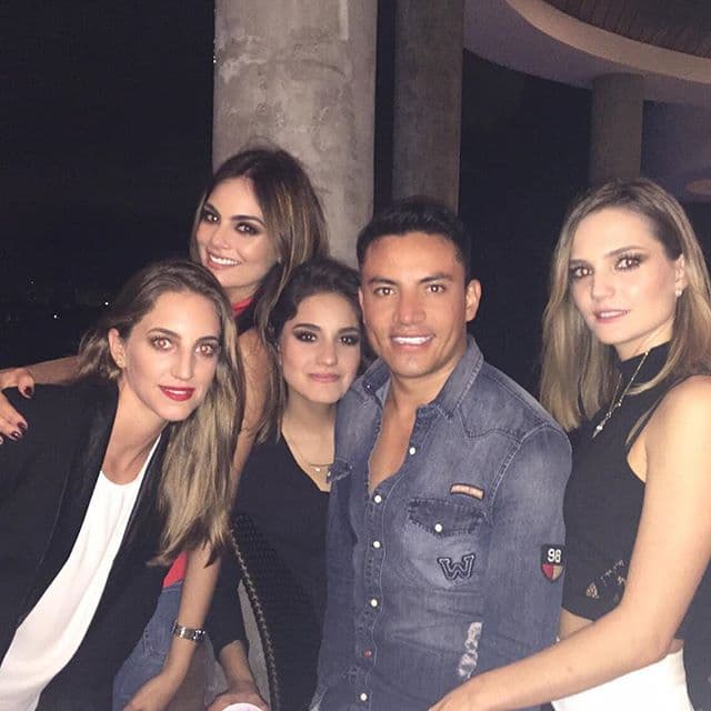 Estuvieron acompañados de varios amigos y de la hermana de la modelo, Mariana Navarrete.