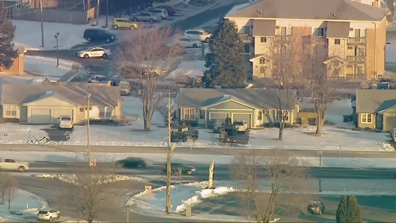 Equipo de Armas y Tácticas Especiales responde a situación en una residencia en Montgomery, Illinois