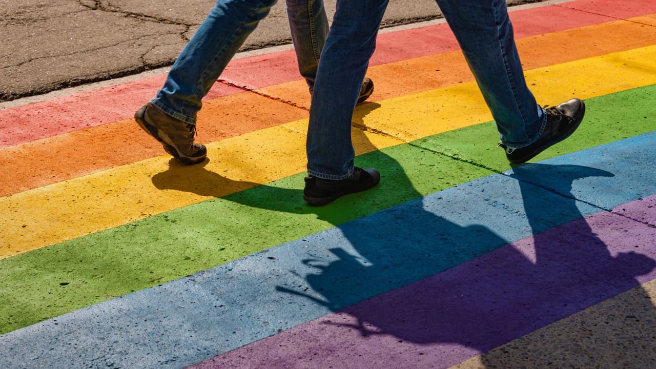 Texas obliga a Dallas a cambiar cruces peatonales con los colores de la bandera LGBTQ+