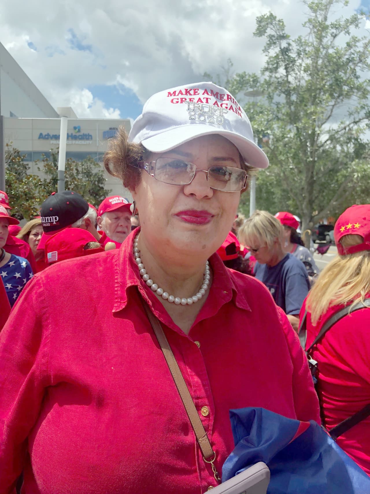 Elizabeth Barquero hizo fila para entrar entre un grupo de activistas y políticos VIP al Amway Center. Como nicaragüense republicana cree que el candidato republicano es quien mejor representa "el regreso de los valores familiares para nuestros hogares hispanos".