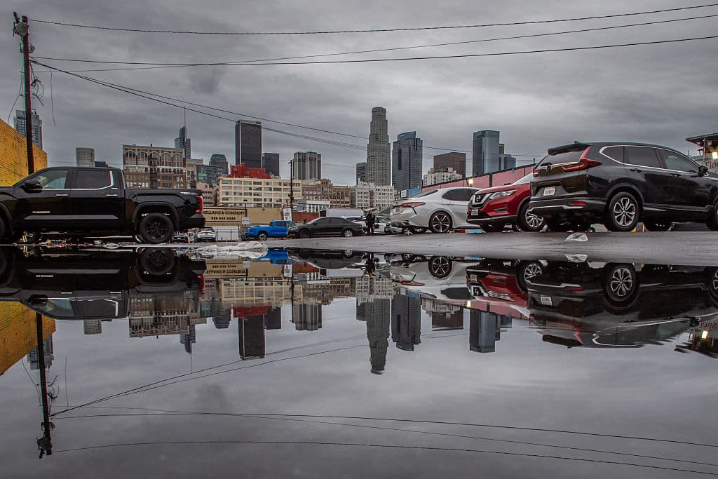 La alcaldesa Bass instó a los residentes a inscribirse en el sistema de alertas de emergencia
<a href="http://notifyla.org/">NotifyLA.org </a>y a circular con precaución en las carreteras.