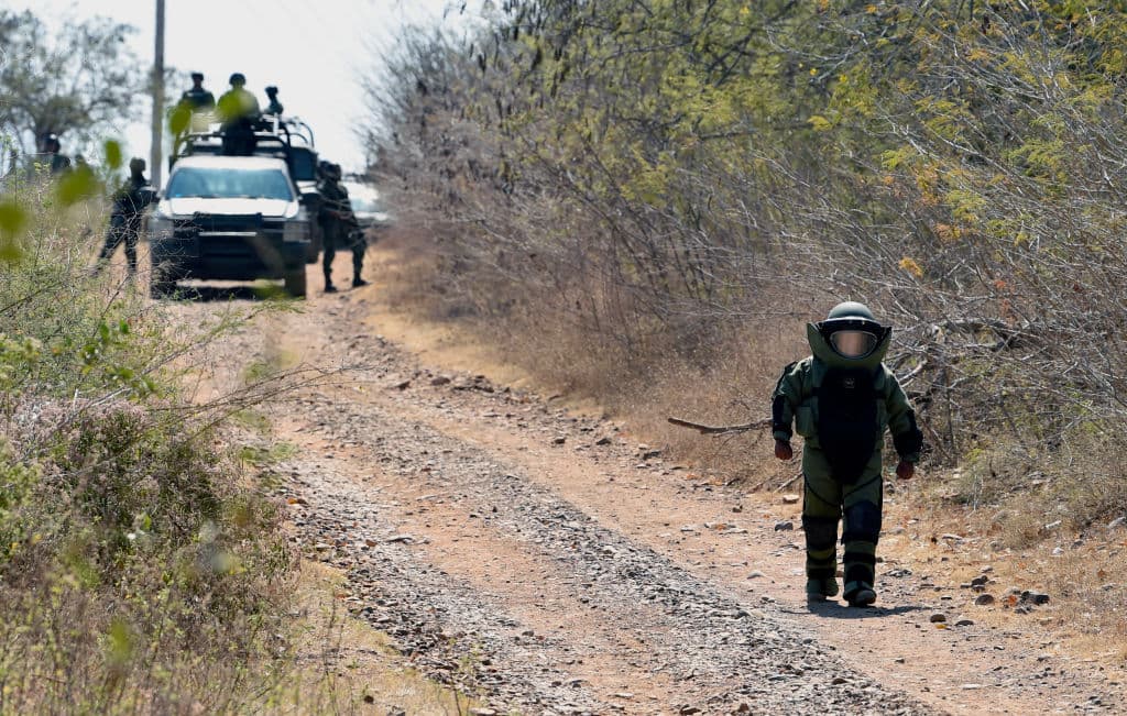 Un soldado de las Fuerzas Especiales del Ejército Mexicano porta un equipo antiexplosivo durante una demostración de cómo han encontrado y desactivado más de 200 artefactos explosivos desde el pasado 9 de febrero en el municipio de Aguililla, estado de Michoacán, México, el 18 de febrero. 2022.