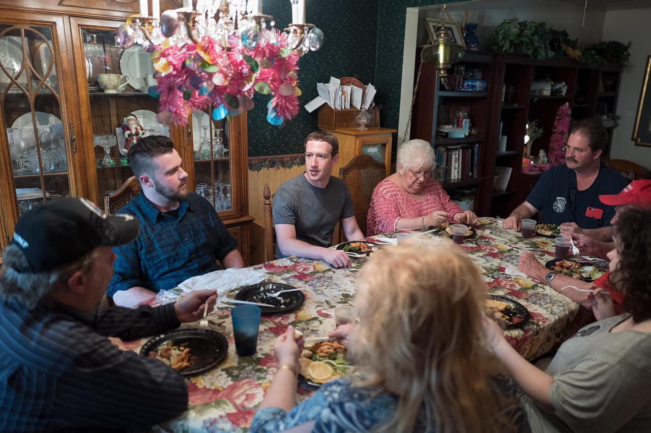 La semana pasada, Zuckerberg sorprendió a los Moore, una familia demócrata de Newton Falls (Ohio) que en las últimas elecciones decidió votar a Trump. Según el periódico local, The Vindicator of Youngstown, el CEO de Facebook pidió específicamente a su equipo que buscara a demócratas que hubieran optado por el republicano en noviembre.