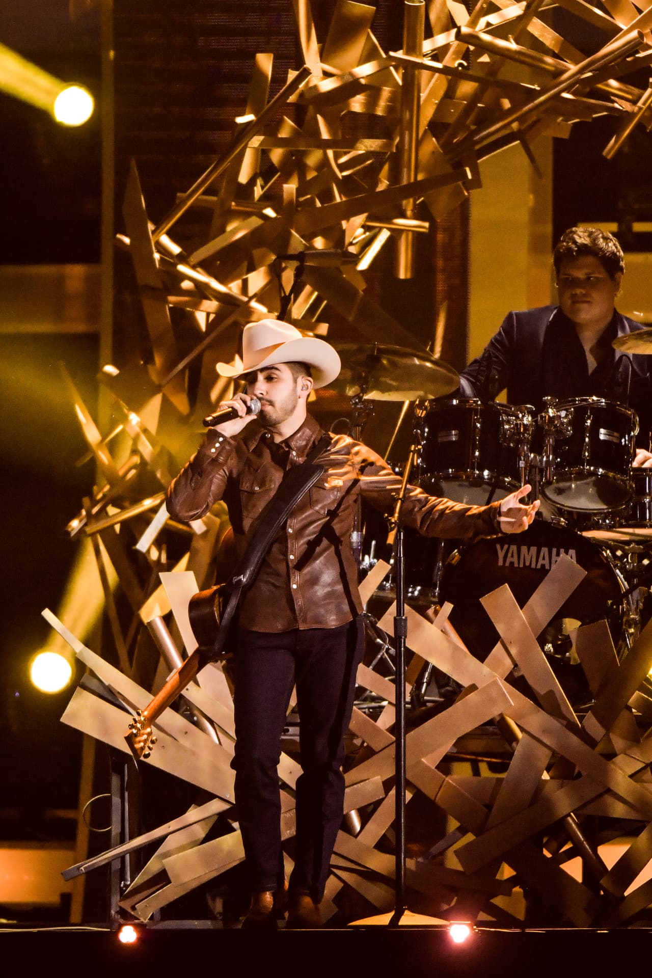 Joss Favela subió por primera vez a este escenario para interpretar el tema 'Cuando Fuimos Nada'.