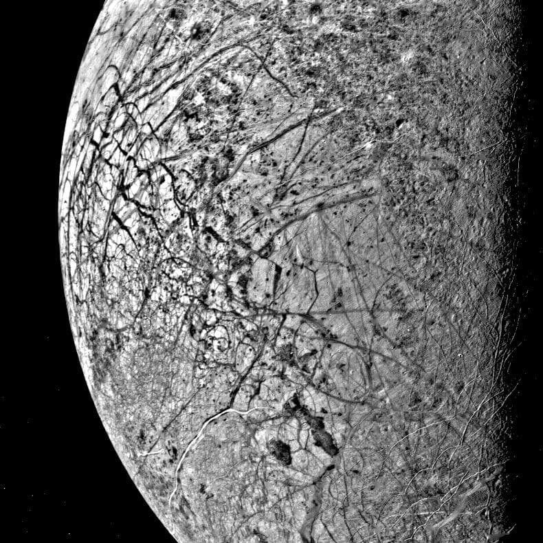 Europa, una de las lunas de Júpiter fue fotografiada por Voyager 2 en 1979. Su superficie brillante y helada muestra grietas y patrones oscuros, posiblemente causados por agua interna. La escasez de cráteres indica que procesos activos siguen transformando su corteza, cuyos fragmentos apenas se desplazan, mientras el hielo oculta un océano subterráneo.