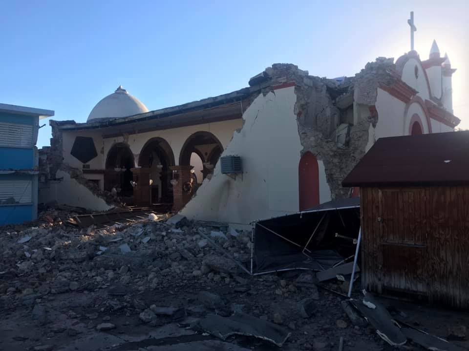 Una iglesia católica de Guayanilla colapsó por completo.